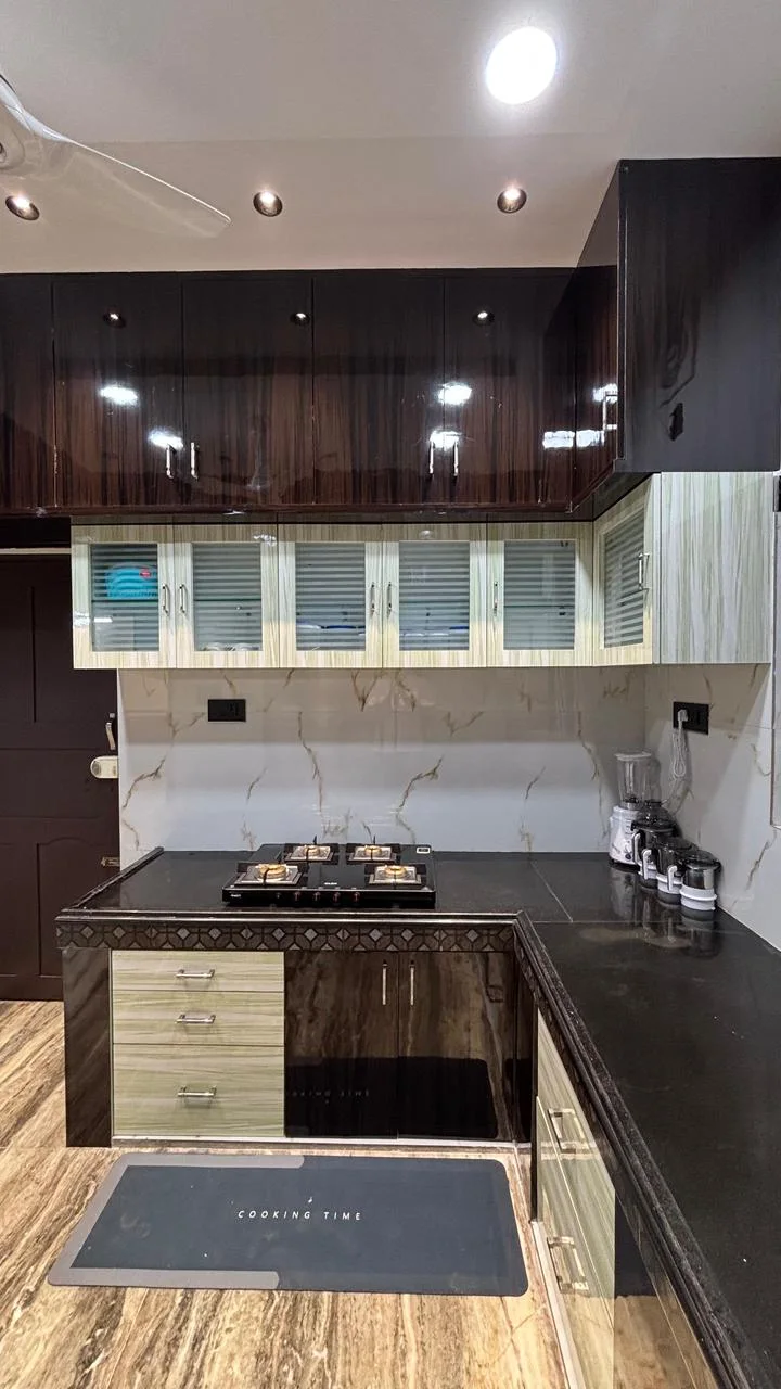 Equipped guest kitchen with gas hob and storage